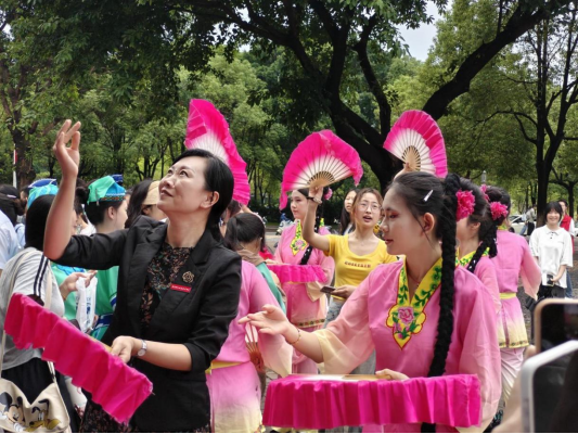 立足专业践知行 赣南卫生健康职业学院暖心服务点亮职业教育周
